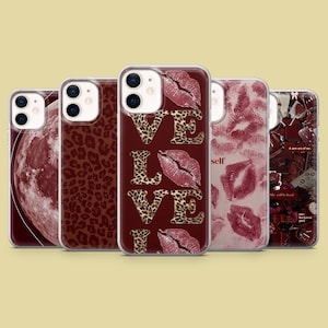 Może przedstawiać: Kolekcja pięciu etui na telefony o różnych wzorach. Etui przedstawiają pełnię księżyca, nadruk w cętki, słowo "LOVE" z literami w cętki i śladami pocałunków szminki, śladami pocałunków szminki oraz kolaż obrazów i tekstu. Etui są w odcieniach czerwieni i bordo.