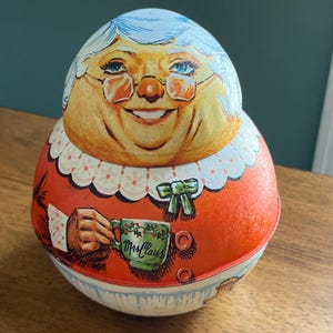 Vintage 1980s Mrs. Claus Tin by Bristolware / Cheinco 7.5x5.5”