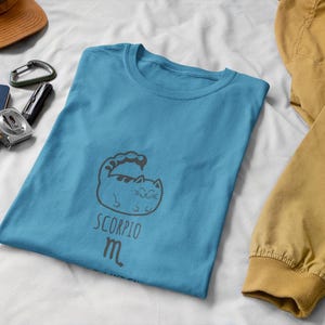 Skorpion Sternzeichen Katze T-Shirt, süßes Astrologie T-Shirt, Geschenk für Skorpion, lustiges Horoskop Shirt, Astrologie-Liebhaber Top, Sternzeichen Kleid, Geburtstag