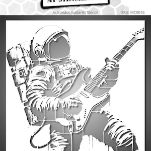 Può includere: Un design a stencil raffigurante un astronauta che suona una chitarra elettrica. L'astronauta indossa una tuta spaziale e un casco. Lo stencil è in tonalità di grigio e bianco, con il testo "MY-STENCILS.COM" in alto e in basso.