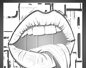 Könnte beinhalten: Eine Schablone mit einer Nahaufnahme von geöffneten Lippen mit herausgestreckter Zunge. Das Design ist weiß auf grauem Hintergrund, mit dem Text "MY-STENCILS.COM" oben. Die Schablone ist mit "Close-Up Lips Stencil" beschriftet und hat die Artikelnummer PGL003.