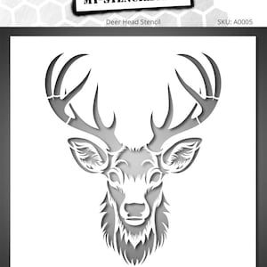 Op de afbeelding: Een grijswaarden sjabloon met een gedetailleerde hertenkop met opvallende geweien. Het ontwerp is uitgesneden, waardoor een negatieve ruimte ontstaat. De tekst "MY-STENCILS.COM" en "Deer Head Stencil" zijn zichtbaar. SKU: A0005.