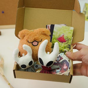 Hollow Knight Silksong Plush Gift Box – Hornet, The Knight & Flea Handmade Dolls, Christmas Present Set