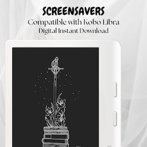 Könnte beinhalten: Eine schwarz-weiße digitale Illustration eines Schwertes mit einer Blume und einem Stapel Bücher. Das Bild wird auf einem Kobo Libra E-Reader angezeigt. Der Text "SCREENSAVERS" befindet sich oben im Bild. Der Text "Kompatibel mit Kobo Libra" befindet sich unter dem Bild. Der Text "Digitaler Sofort-Download" befindet sich unter dem Text "Kompatibel mit Kobo Libra". Der Text "Schauen Sie in unserem Shop nach Kobo Clara Sperrbildschirmen!" befindet sich unten im Bild.