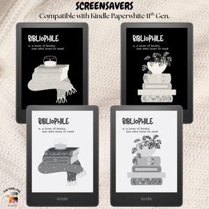 以下が含まれることがあります： Kindle Paperwhite 11th Genのスクリーンセーバー4つ。「BIBLIOPHILE」の文字と「n. 本好き; 読書好き」という定義が表示されています。2つのスクリーンセーバーには、本の上にキャンドルとスカーフが描かれています。他の2つは本の上に植物が描かれています。