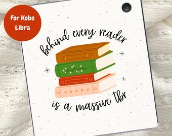 Puede incluir: Piel blanca para lector electrónico Kobo Libra con una pila de libros y el texto "behind every reader is a massive TBR".