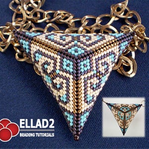 Può includere: Un ciondolo triangolare di perline con un motivo geometrico in tonalità di marrone, bianco e blu. Il ciondolo è attaccato a una catena dorata.