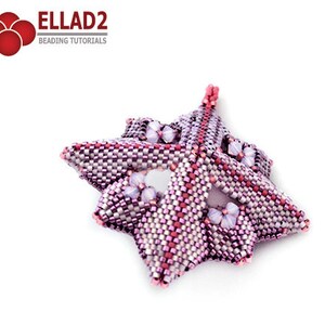 Pode incluir: Um ornamento em forma de estrela rosa e branco feito com contas, com um design geom&eacute;trico. O ornamento &eacute; feito com contas pequenas e tem um aspecto delicado e intrincado.