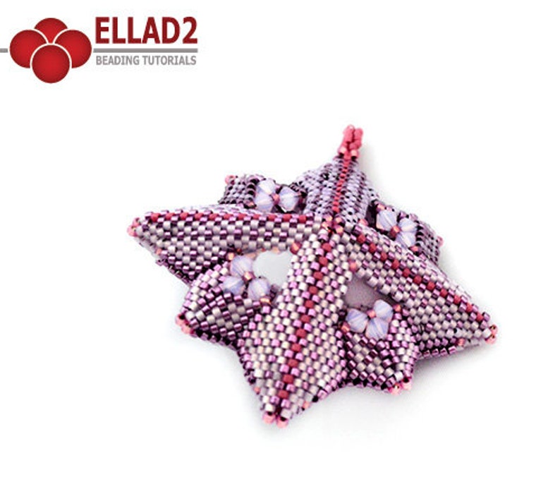 Pode incluir: Um ornamento em forma de estrela rosa e branco feito com contas, com um design geom&eacute;trico. O ornamento &eacute; feito com contas pequenas e tem um aspecto delicado e intrincado.