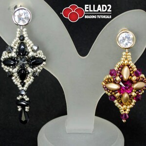 Peut inclure: Deux paires de boucles d'oreilles en perles, l'une avec des perles noires et argent&eacute;es et une goutte noire, l'autre avec des perles dor&eacute;es, roses et blanches. Les boucles d'oreilles sont pr&eacute;sent&eacute;es sur un support blanc.  ELLAD2 Beading Tutorials est imprim&eacute; sur le support.