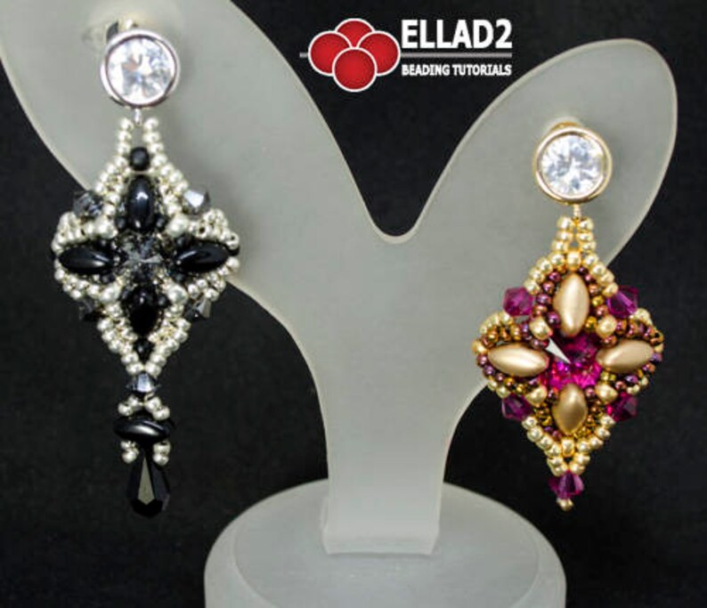 Peut inclure: Deux paires de boucles d'oreilles en perles, l'une avec des perles noires et argent&eacute;es et une goutte noire, l'autre avec des perles dor&eacute;es, roses et blanches. Les boucles d'oreilles sont pr&eacute;sent&eacute;es sur un support blanc.  ELLAD2 Beading Tutorials est imprim&eacute; sur le support.