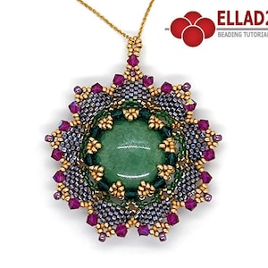 Peut inclure: Un pendentif en pierre verte avec une chaîne en or et un motif de perles dans les tons de violet, vert et or. Le pendentif a la forme d'une étoile éclatante.