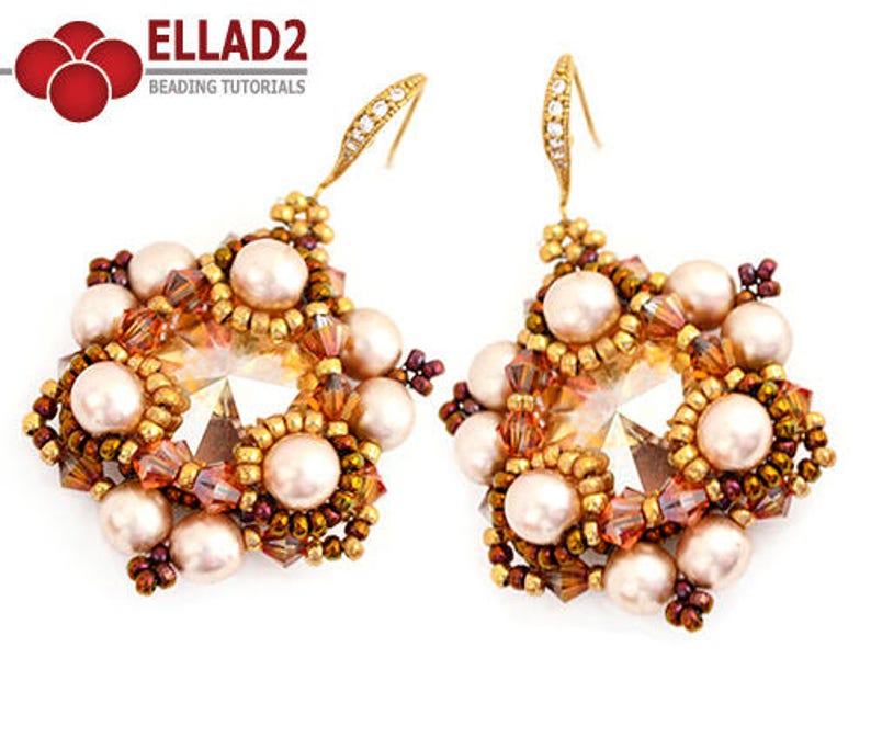 Peut inclure: Une paire de boucles d'oreilles en or avec un motif en forme d'&eacute;toile. Les boucles d'oreilles sont faites de perles brunes, dor&eacute;es et blanches. Le centre de chaque &eacute;toile pr&eacute;sente un cristal transparent.