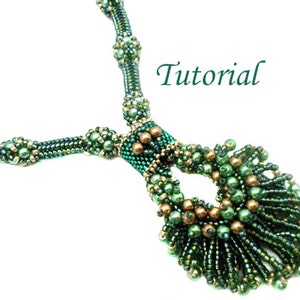 Puede incluir: Un collar de cuentas verdes y doradas con un gran colgante intrincado. El colgante está hecho de múltiples capas de cuentas y tiene forma de lágrima. El collar es un hermoso ejemplo de joyería hecha a mano.