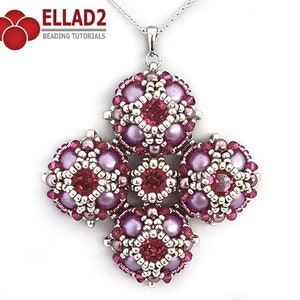 Puede incluir: Un collar con un colgante de plata en forma de cruz con cinco esferas de cuentas rosadas y plateadas. Las cuentas están dispuestas de forma simétrica con una esfera central y cuatro esferas circundantes.