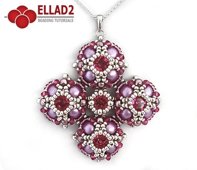 Pu&ograve; includere: Una collana con un ciondolo d'argento a forma di croce con cinque sfere di perline rosa e argentate. Le perline sono disposte in modo simmetrico con una sfera centrale e quattro sfere circostanti.