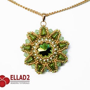 Könnte beinhalten: Eine goldene Kettenkette mit einem grünen und goldenen Perlenanhänger in Form einer Blume. Der Anhänger hat einen großen grünen Kristall in der Mitte.