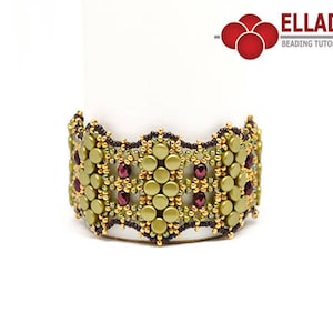 Peut inclure: Un bracelet en perles vert et marron avec un motif géométrique. Le bracelet est composé de petites perles rondes dans des tons de vert et de marron, avec quelques perles rouges plus grandes réparties de manière aléatoire. Le bracelet est conçu dans un motif répétitif de carrés et de losanges.