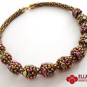 Puede incluir: Un collar de cuentas doradas y marrones con una serie de cuentas redondas multicolores. Las cuentas están hechas de pequeñas cuentas facetadas en tonos dorados, marrones y morados.