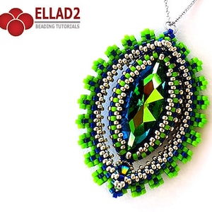 Könnte beinhalten: Ein grüner, blauer und silberner Perlenanhänger mit einem großen grünen Kristall in der Mitte. Der Anhänger ist an einer silbernen Kette befestigt.