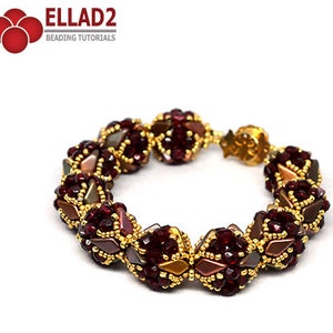 Könnte beinhalten: Nahaufnahme eines Perlenarmbands mit einem goldenen Verschluss. Das Armband besteht aus dunkelroten, braunen und goldenen Perlen in einem geometrischen Muster.