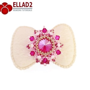 Pode incluir: Uma flor de contas rosa e dourada com um grande cristal rosa no centro. A flor está sobre um fundo branco.