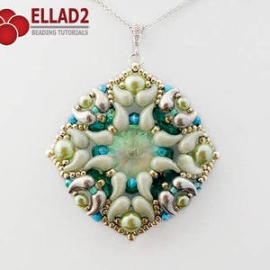 Könnte beinhalten: Ein quadratischer Anhänger mit einem grünen und weißen Perlenmuster. Der Anhänger ist aus Rocailles gefertigt und hat einen zentralen grünen Kristall.