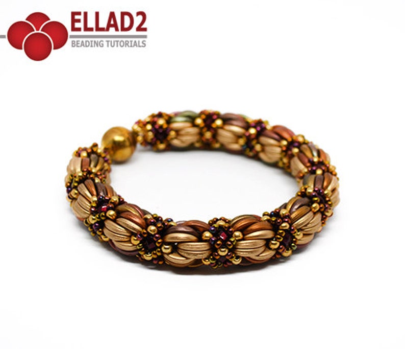 Peut inclure: Un bracelet en perles dor&eacute;es, brunes et violettes avec un fermoir magn&eacute;tique. Le bracelet est fait de petites perles rondes et pr&eacute;sente un motif tiss&eacute;.