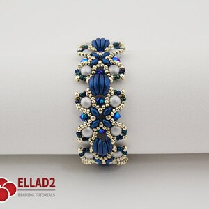 Op de afbeelding: Een blauwe en zilveren kralen armband met een bloemenmotief. De armband is gemaakt met kleine, ronde kralen en heeft een delicaat, ingewikkeld patroon.
