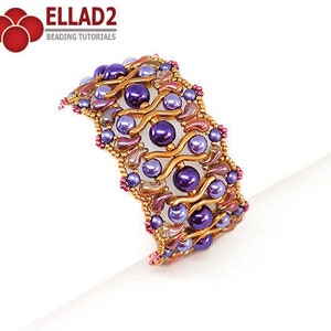 Puede incluir: Un brazalete de cuentas doradas, moradas y rosas con un diseño ondulado. El brazalete está hecho con cuentas de semillas pequeñas y cuentas redondas más grandes.