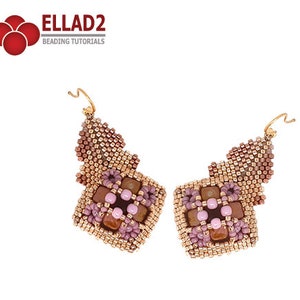 Peut inclure: Une paire de boucles d'oreilles dorées avec un motif carré composé de perles brunes, roses et dorées. Les boucles d'oreilles ont un design en forme de larme qui pend.