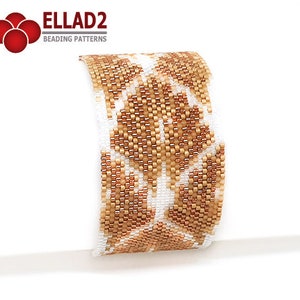 Puede incluir: Una pulsera de cuentas con un patrón geométrico en tonos dorados, bronce y blanco. La pulsera está hecha de pequeñas cuentas tejidas apretadamente. La marca "ELLAD2 BEADING PATTERNS" es visible en la esquina superior izquierda.