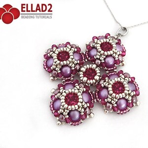 Pu&ograve; includere: Una collana con catena d'argento con un ciondolo a forma di fiore fatto di perline rosa e argentate. Il ciondolo &egrave; composto da sei forme di fiori individuali, ciascuna con un centro rosa e perline argentate attorno ai bordi.