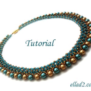 Puede incluir: Un collar de cuentas de color verde azulado y dorado con un patrón tejido. El collar está hecho con pequeñas cuentas de semillas y cuentas redondas más grandes. El collar está sobre un fondo blanco. Tutorial.
