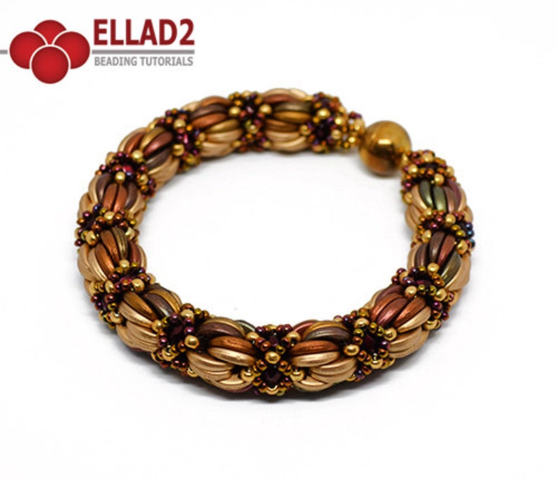 Peut inclure: Un bracelet en perles dor&eacute;es, brunes et vertes avec un fermoir magn&eacute;tique. Le bracelet est fait de petites perles rondes et pr&eacute;sente un motif tiss&eacute;.