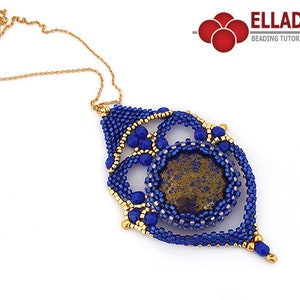 Könnte beinhalten: Eine blaue und goldene Perlenkette mit einem großen, runden, braunen und goldenen Stein in der Mitte. Die Kette ist aus kleinen Perlen gefertigt und hat ein filigranes, kompliziertes Design.