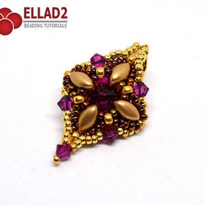 Peut inclure: Un pendentif en perles dor&eacute;es et violettes en forme de larme. Le pendentif pr&eacute;sente un motif floral central avec quatre p&eacute;tales et un petit cristal au centre.