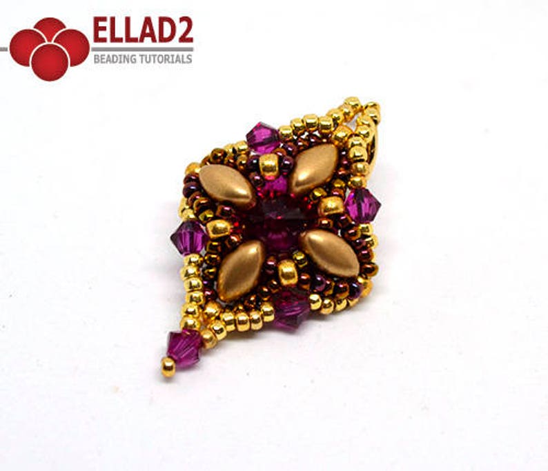 Peut inclure: Un pendentif en perles dor&eacute;es et violettes en forme de larme. Le pendentif pr&eacute;sente un motif floral central avec quatre p&eacute;tales et un petit cristal au centre.