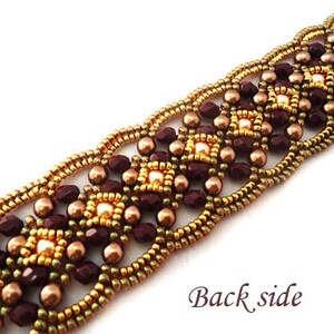 K&ouml;nnte beinhalten: Ein Armband mit Perlen in einem geometrischen Muster in Braun- und Goldt&ouml;nen. Die R&uuml;ckseite des Armbands ist auf dem Bild zu sehen.