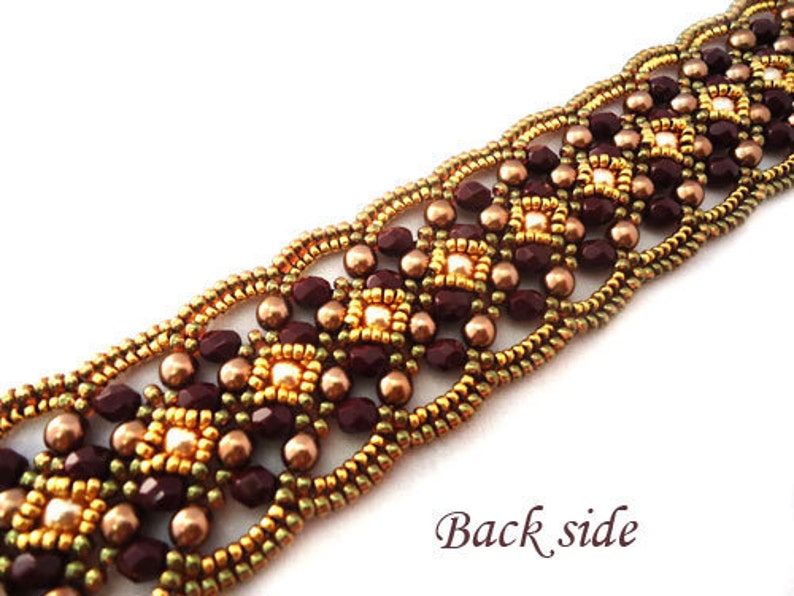 K&ouml;nnte beinhalten: Ein Armband mit Perlen in einem geometrischen Muster in Braun- und Goldt&ouml;nen. Die R&uuml;ckseite des Armbands ist auf dem Bild zu sehen.