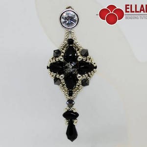 Peut inclure: Une boucle d'oreille en perles noires et argent avec une goutte de cristal. La boucle d'oreille est en forme de diamant avec un cristal noir au centre.