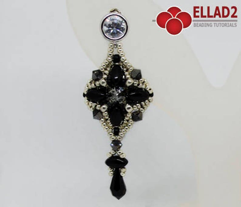 Peut inclure: Une boucle d'oreille en perles noires et argent avec une goutte de cristal. La boucle d'oreille est en forme de diamant avec un cristal noir au centre.