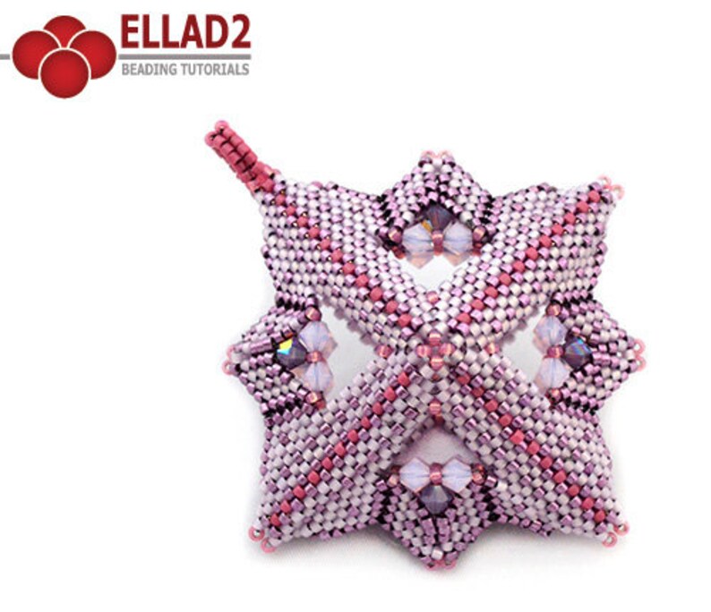 Pode incluir: Um ornamento em forma de estrela rosa e branco com um la&ccedil;o para pendurar. O ornamento &eacute; feito com pequenas contas de sementes e apresenta um design geom&eacute;trico.