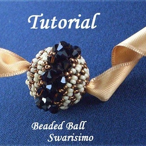 Op de afbeelding: Een tutorial voor het maken van een kralenbal met een witte en bruine kralenbal met zwarte kristallen accenten. De tutorial heeft de titel "Beaded Ball Swarissimo".
