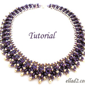 Puede incluir: Un collar de cuentas morado y dorado con un patrón de chevron. El collar está hecho con pequeñas cuentas de semillas y tiene un aspecto delicado y femenino. La imagen incluye el texto "Tutorial".