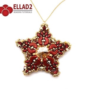 Può includere: Una collana con catena dorata e un ciondolo a forma di stella in perle rosse e dorate. La stella è realizzata con piccole perle e ha un cristallo trasparente al centro. Il ciondolo è attaccato alla catena con un anello dorato.