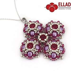 Pu&ograve; includere: Una collana con catena d'argento con un ciondolo fatto di sei fiori di perline viola e argento. I fiori sono disposti a forma di croce.