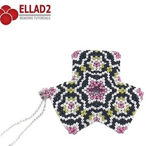 Könnte beinhalten: Ein schwarzer, weißer, rosa und grüner Perlenanhänger mit geometrischem Muster. Der Anhänger ist an einer silbernen Kette befestigt.