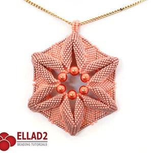 Peut inclure: Un pendentif en forme d'étoile en perles rose et pêche avec une chaîne dorée. L'étoile a un trou central avec huit perles rondes.