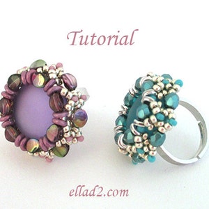 Könnte beinhalten: Zwei Perlenringe mit einem Tutorial-Text darüber. Der Ring links hat einen lila Cabochon und ist aus silbernen, rosa und grünen Perlen gefertigt. Der Ring rechts hat einen türkisfarbenen Cabochon und ist aus silbernen und türkisfarbenen Perlen gefertigt.